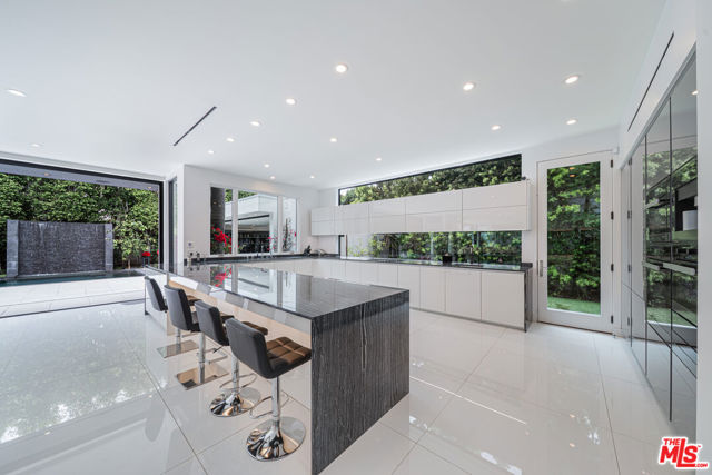 511 N Rexford Drive, Beverly Hills CA: https://media.crmls.org/mediaz/3296f6d3-59c9-48f6-be75-0bff13ce6490.jpg