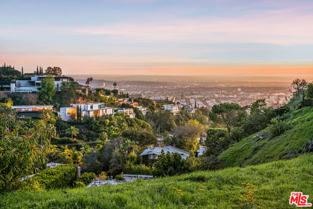 9265 Thrush Way, Los Angeles CA: https://media.crmls.org/mediaz/32973403-ae50-4a9e-a590-36a4421d7e2d.jpg