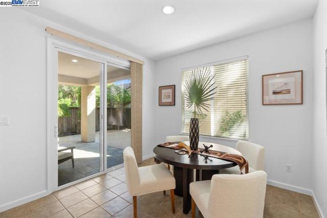 1525 Whispering Oaks Way, Pleasanton CA: https://media.crmls.org/mediaz/32974925-ebf2-4d19-824a-704afcaf1768.jpg