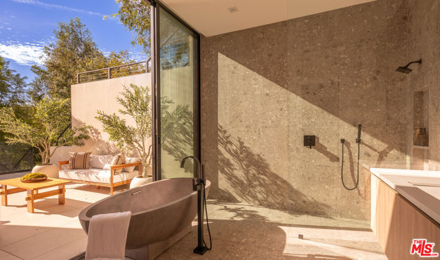 12752 Mulholland Drive, Beverly Hills CA: https://media.crmls.org/mediaz/329860b3-1ae6-4d3d-9ce8-2f99d595365d.jpg