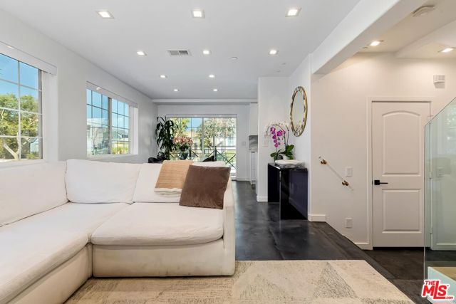 1521 S HAYWORTH Avenue, Los Angeles CA: https://media.crmls.org/mediaz/329865fa-bc5c-472a-9f0e-c643bcc3e91b.jpg