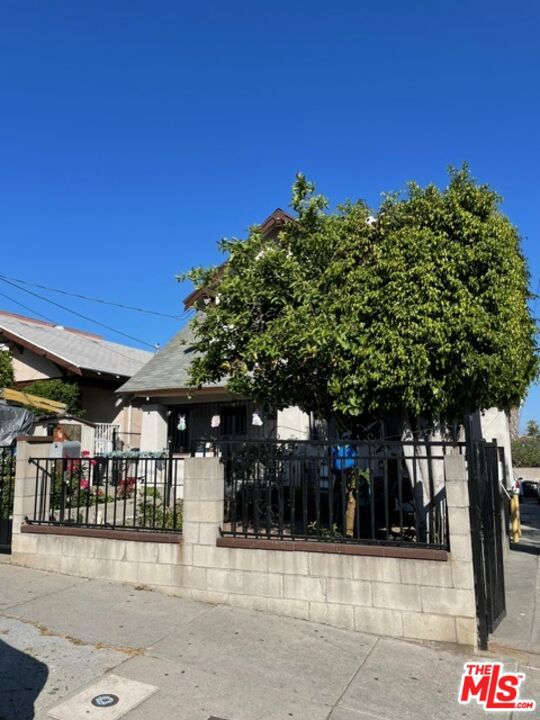 524 N Cummings Street, Los Angeles CA: https://media.crmls.org/mediaz/32986ba6-58dc-4725-af23-d3ce6b010066.jpg