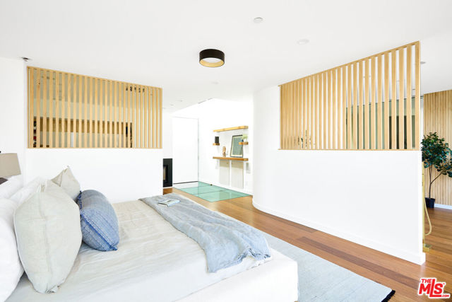 5106 Pacific Avenue, Marina del Rey CA: https://media.crmls.org/mediaz/32991567-4818-4344-bfec-321885a3539c.jpg