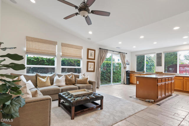 1728 Via Pajaro, Camarillo CA: https://media.crmls.org/mediaz/3299727b-8ee4-418a-8373-37a702bd5e6b.jpg