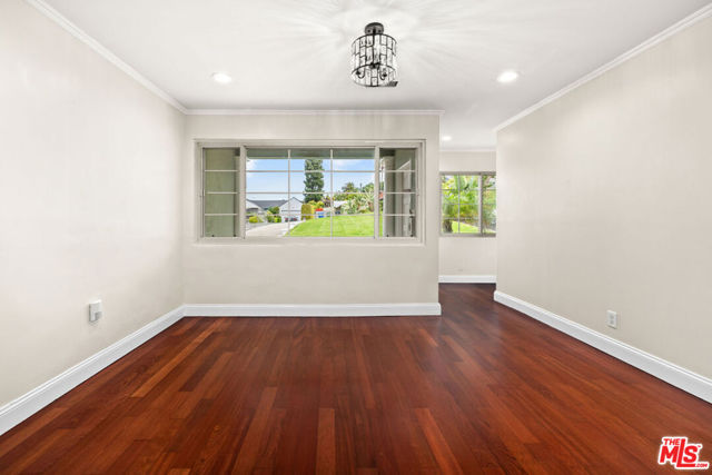 427 W Manchester Avenue, Playa del Rey CA: https://media.crmls.org/mediaz/32999042-831f-4cdd-93ea-c5fd9a268d91.jpg