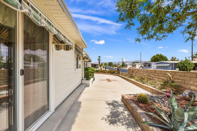 39551 Hidden Water Place, Palm Desert CA: https://media.crmls.org/mediaz/329a1981-bb18-4546-a589-2b02257c6588.jpg