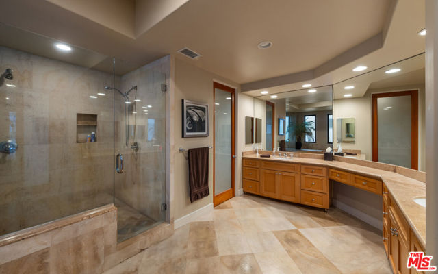 4115 Roma Court, Marina del Rey CA: https://media.crmls.org/mediaz/329ae8aa-df8f-4c32-b835-e6d5613c0744.jpg