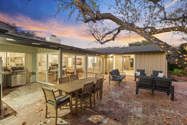 2315 Avenida De La Playa, La Jolla CA: https://media.crmls.org/mediaz/329c3a82-7e7f-45e3-8696-e9c1c8acb819.jpg