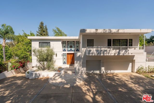 15656 Crownridge Place, Sherman Oaks CA: https://media.crmls.org/mediaz/329d1398-884a-4776-8f9c-96a004326e54.jpg