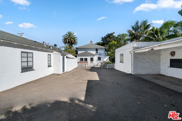 333 E Anapamu Street, Santa Barbara CA: https://media.crmls.org/mediaz/329e2789-f299-47b6-8c43-d0cb0172c3e0.jpg