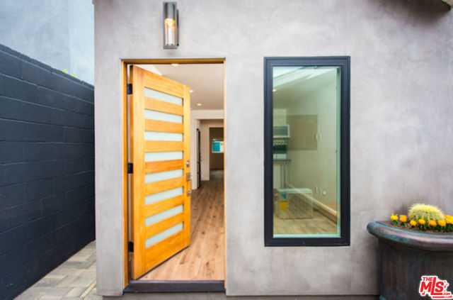 2341 Beach Avenue, Venice CA: https://media.crmls.org/mediaz/329e8dab-4762-47de-bdfd-920779b875a4.jpg