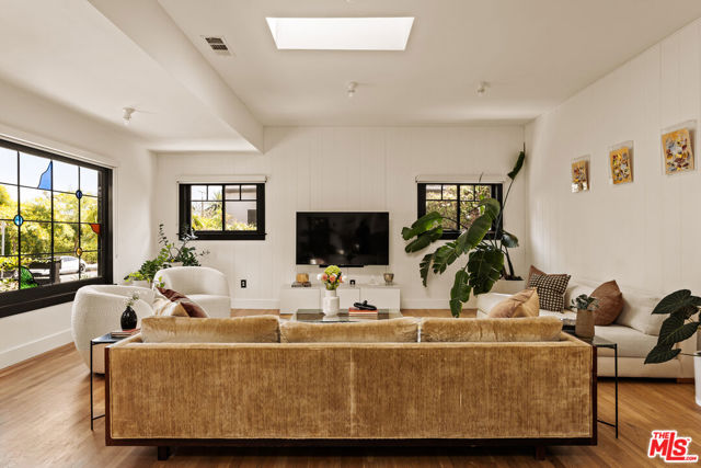 623 N Sierra Bonita Avenue, Los Angeles CA: https://media.crmls.org/mediaz/329e8edf-9c78-4026-ba93-9f07f29dbabf.jpg