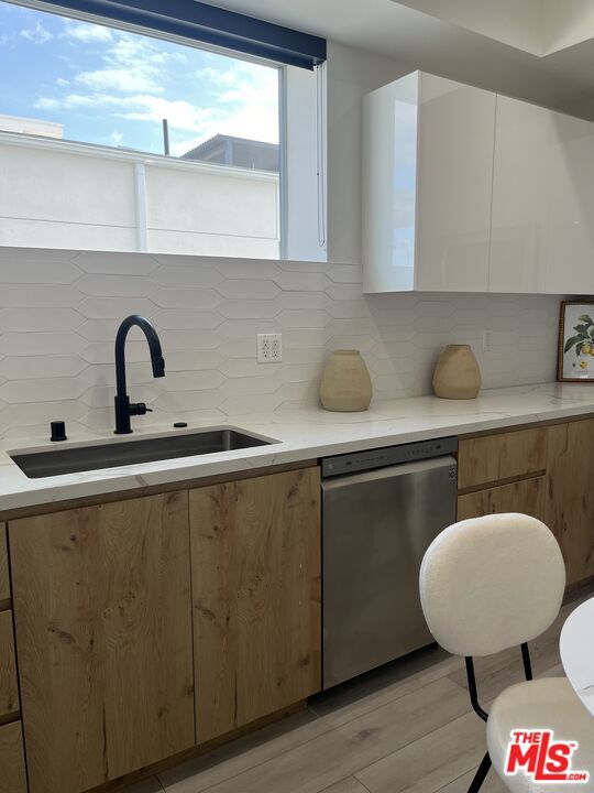 124 S Croft Avenue, Los Angeles CA: https://media.crmls.org/mediaz/329f284d-158c-4bb6-a87d-127d6be36785.jpg
