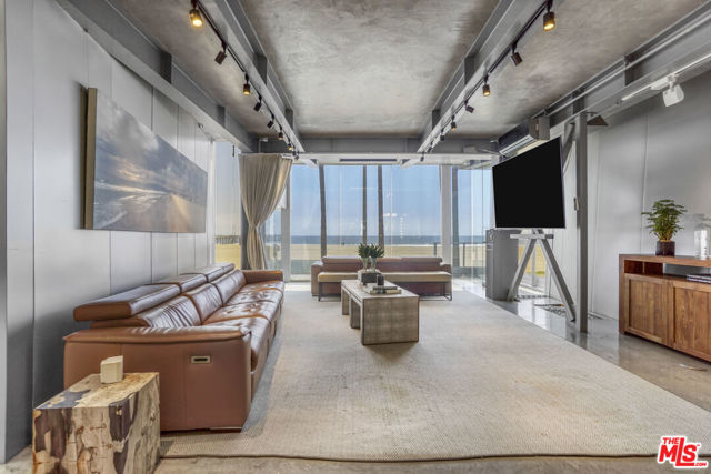 2911 Ocean Front Walk, Venice CA: https://media.crmls.org/mediaz/329f47bd-37fb-4be5-aa27-220c11cae87d.jpg