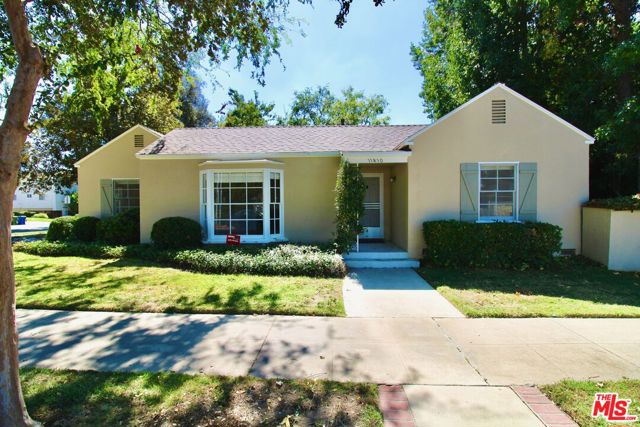 11410 Aqua Vista Street, Studio City CA: https://media.crmls.org/mediaz/32a0c122-1641-4fc4-9d34-43f578f41da3.jpg