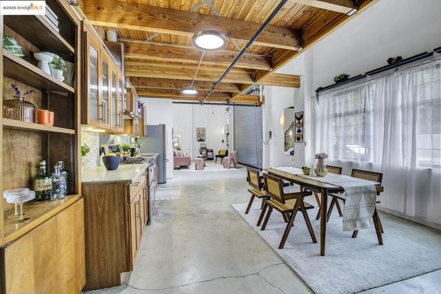 1695 15Th St, Oakland CA: https://media.crmls.org/mediaz/32a0d8fb-d1b6-4c2e-8f47-c4eda16d175a.jpg