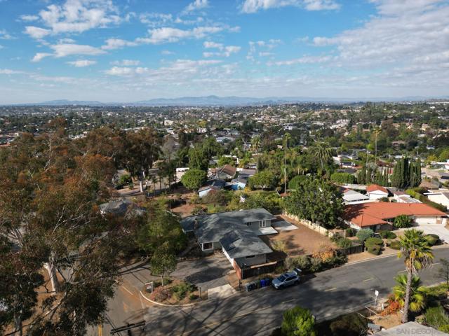 2345 Alta Vista Dr, Vista CA: https://media.crmls.org/mediaz/32a1d53f-fd98-4b8e-875e-cd0b5cac5f6e.jpg