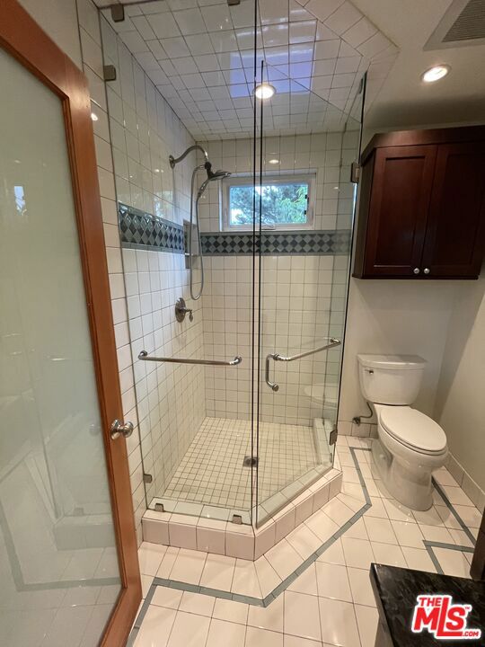 926 California Avenue, Venice CA: https://media.crmls.org/mediaz/32a21677-a2f1-4f5d-9907-1240395fb9ab.jpg
