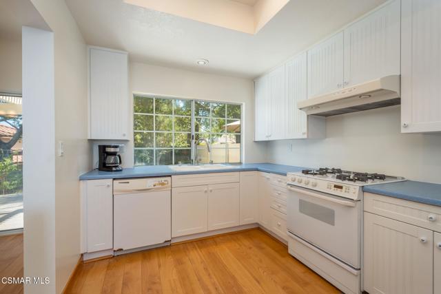 140 Windrose Drive, Newbury Park CA: https://media.crmls.org/mediaz/32a39db2-1ef1-4965-b2e2-79c42a87ea95.jpg