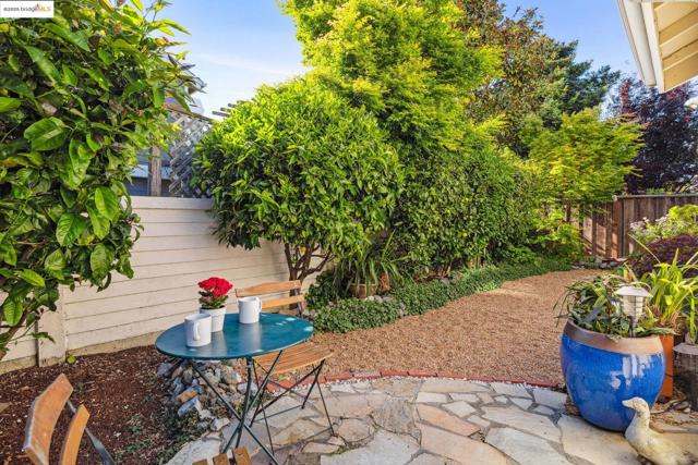 26 Farallon Ct, Richmond CA: https://media.crmls.org/mediaz/32a3d7da-3827-4664-9649-0ad96f257c19.jpg