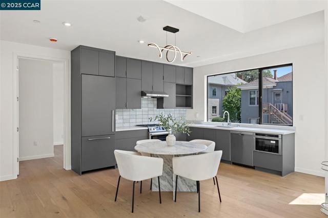 58 Vernon St, Oakland CA: https://media.crmls.org/mediaz/32a3ee73-5ae2-4fac-b873-8921762354b9.jpg