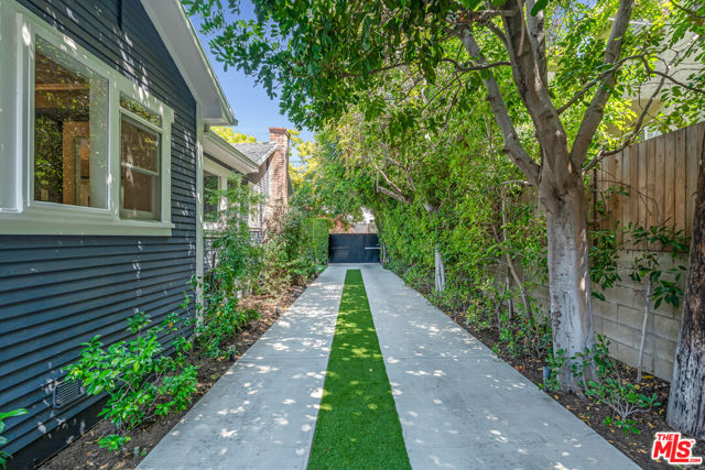 7024 De Longpre Avenue, Los Angeles CA: https://media.crmls.org/mediaz/32a44592-1a7c-4b1c-9b5c-3379ded40f16.jpg
