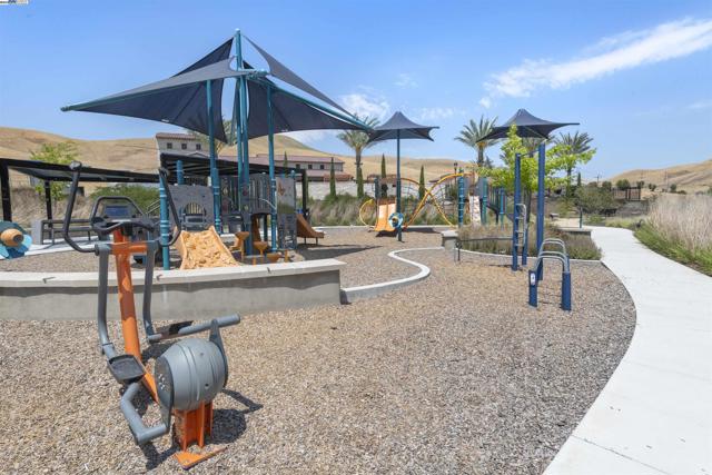 7152 Aubrey Way, Dublin CA: https://media.crmls.org/mediaz/32a4a721-23b6-4dc4-939a-f1773d3dc9dc.jpg