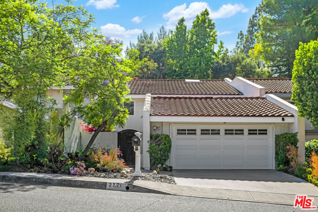 2771 Claray Drive, Los Angeles CA: https://media.crmls.org/mediaz/32a5bead-40f4-4898-bc04-3ea3df400372.jpg