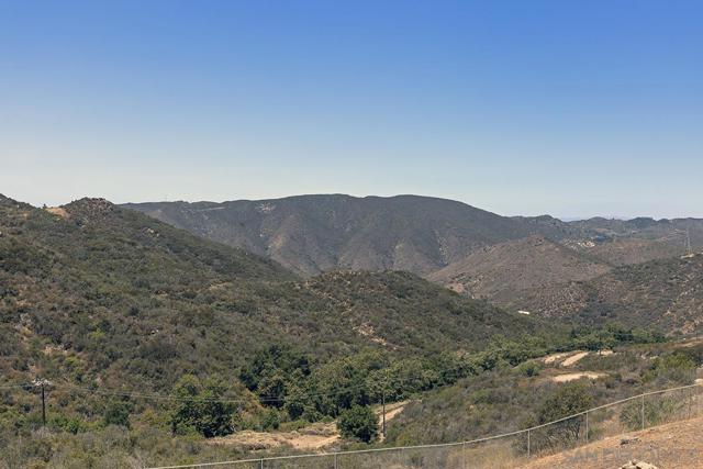 4027 Sumac Summit, Fallbrook CA: https://media.crmls.org/mediaz/32a5f5f6-2598-4d55-abe2-a9f17253f358.jpg