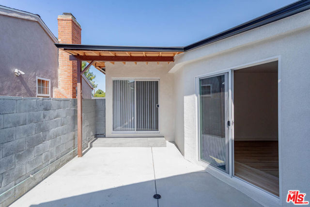 6627 Ranchito Avenue, Valley Glen CA: https://media.crmls.org/mediaz/32a6a2a6-70cf-43d1-8715-c82173a0a89c.jpg