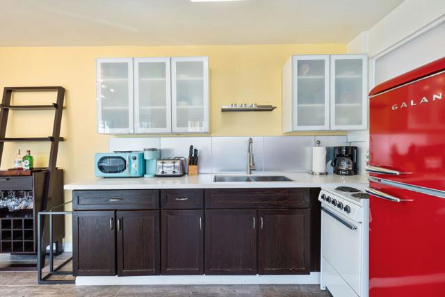 1111 E Palm Canyon Drive, Palm Springs CA: https://media.crmls.org/mediaz/32a6f639-c1b2-4be1-bb91-9da610133ebe.jpg