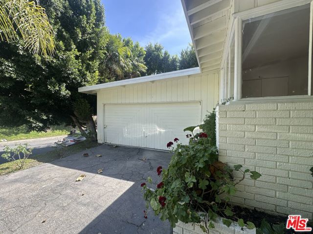 1555 San Ysidro Drive, Beverly Hills CA: https://media.crmls.org/mediaz/32a70414-8e0f-45bf-a37a-c2e4dbd16896.jpg