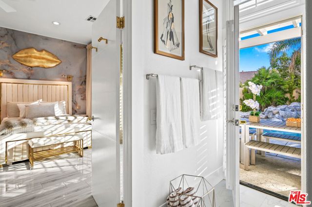 1083 E Circulo San Sorrento Road, Palm Springs CA: https://media.crmls.org/mediaz/32a72ed1-4a1a-4f5e-9325-6428b55bfffb.jpg