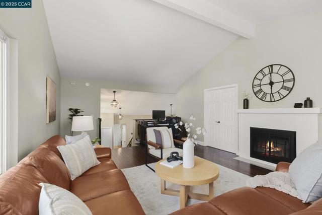 1020 Molad Ct, Concord CA: https://media.crmls.org/mediaz/32a79654-588c-40a6-855b-e58368d66625.jpg