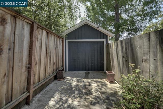 1039 Elsinore, Oakland CA: https://media.crmls.org/mediaz/32a85fe6-c770-48ef-9ce7-a6e2d782a494.jpg