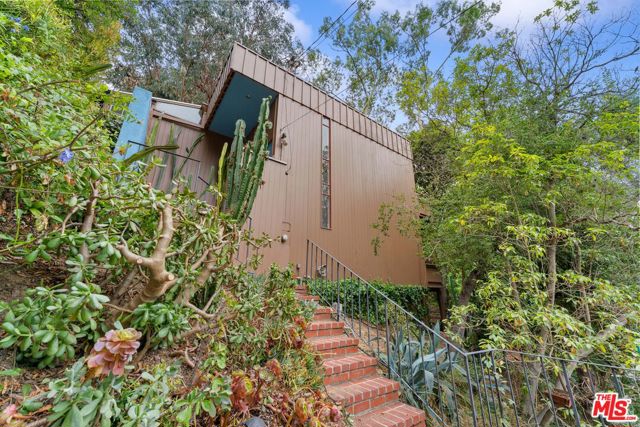 2189 Pointer Ln, Los Angeles, CA 90077