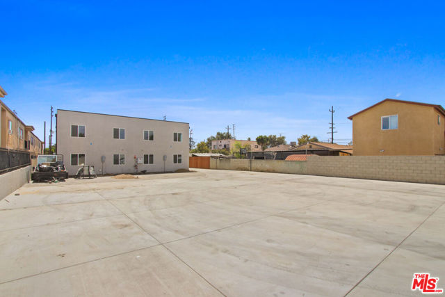 649 1/2 W 92nd Street, Los Angeles CA: https://media.crmls.org/mediaz/32a98495-5e8c-42d2-962f-1e56badcae43.jpg