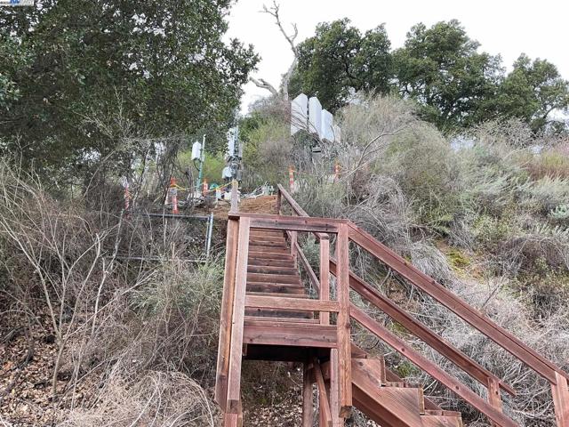 3984 Foothill Rd, Pleasanton CA: https://media.crmls.org/mediaz/32a9bebb-08fc-4f29-a2cb-e20d94d6910c.jpg