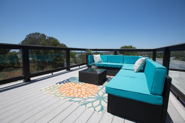 1047 Highland Dr, Del Mar CA: https://media.crmls.org/mediaz/32aa7e23-755a-41d8-b8e9-34345b4ca808.jpg
