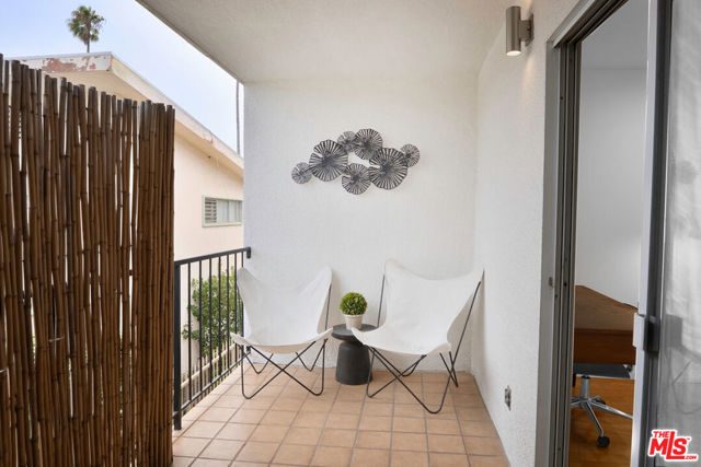 943 12th Street, Santa Monica CA: https://media.crmls.org/mediaz/32abeeba-062c-4d73-bf4e-4d47710a50d2.jpg