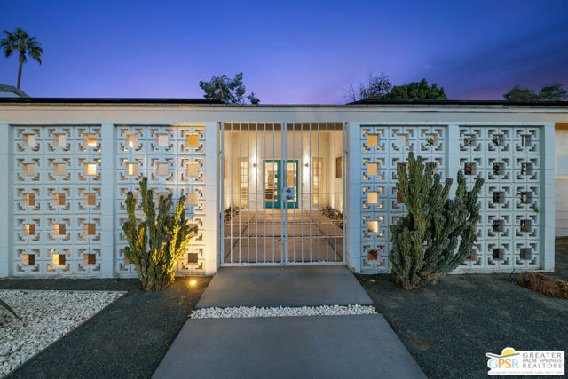 2002 S Bobolink Lane, Palm Springs CA: https://media.crmls.org/mediaz/32ac5801-07bd-4f74-b079-efc6aeeacd85.jpg