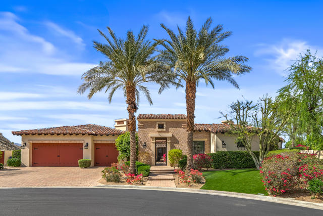 31 Hillcrest Drive, Rancho Mirage CA: https://media.crmls.org/mediaz/32ace378-aad3-4f83-ae16-b4b9e44b54f6.jpg