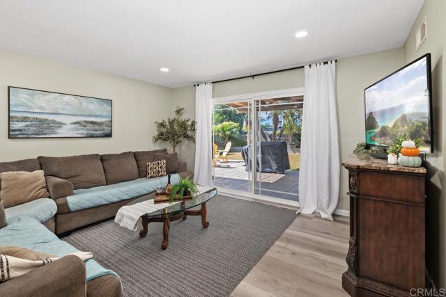 Detail Gallery Image 5 of 41 For 3542 Governor Dr, San Diego,  CA 92122 - 5 Beds | 3 Baths