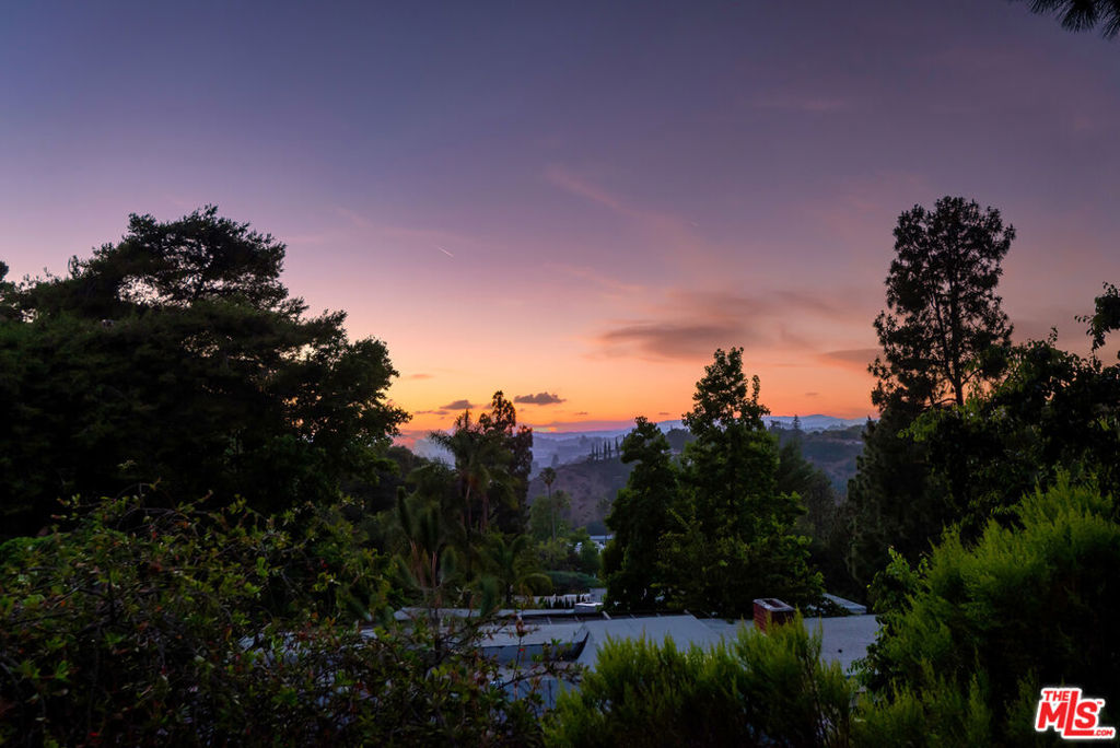 https://media.crmls.org/mediaz/32ae31af-f426-41ae-97f4-4741b1a94c23.jpg?preset=X-Large