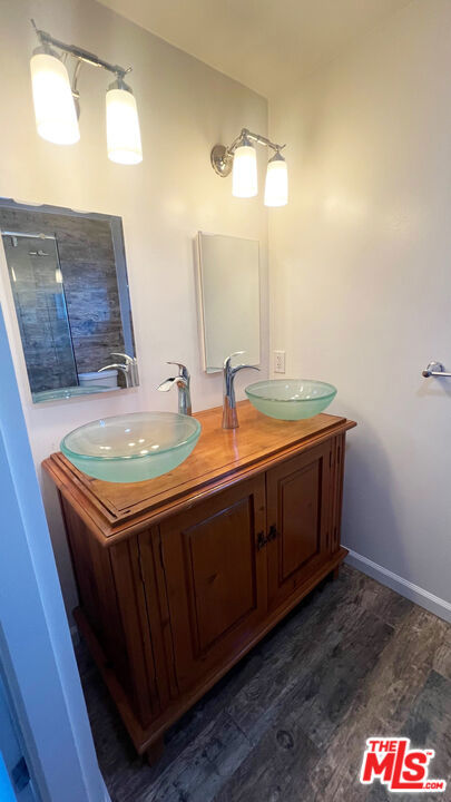 22111 Independencia Street, Woodland Hills CA: https://media.crmls.org/mediaz/32afc5ad-e796-4c16-a5d3-de35d25610ac.jpg