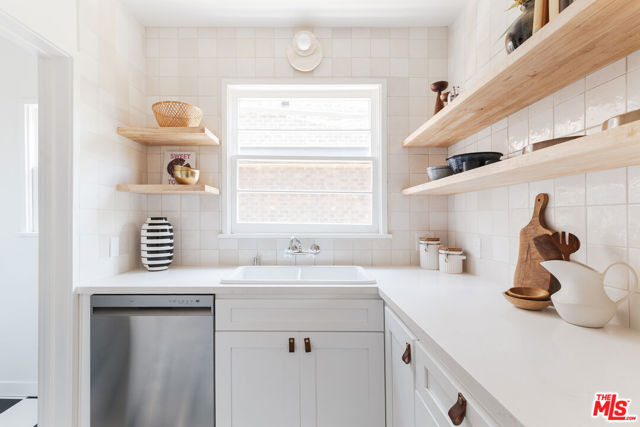 515 1/2 Rose Avenue, Venice CA: https://media.crmls.org/mediaz/32b081f1-12ae-47b3-935a-b97af6361434.jpg