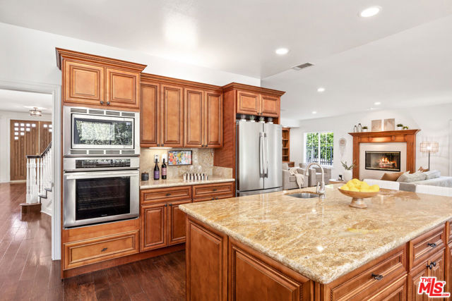 17400 Oak Creek Court, Encino CA: https://media.crmls.org/mediaz/32b0e355-ec7b-4b21-a26f-c9615faf2c33.jpg