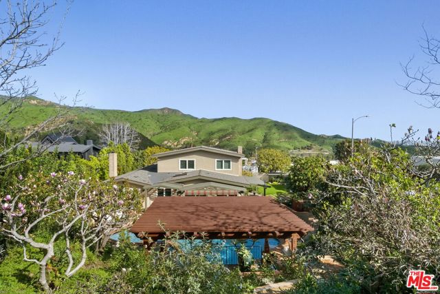 1305 Duende Lane, Pacific Palisades CA: https://media.crmls.org/mediaz/32b11b88-d57b-4cd8-9967-80294da41d1a.jpg