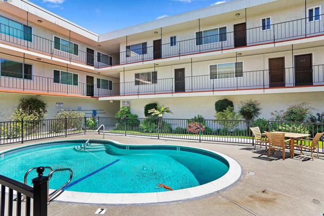 2133 Santa Clara Ave, Alameda CA: https://media.crmls.org/mediaz/32b28e4a-9360-4d5e-920b-dee0b04d60b4.jpg