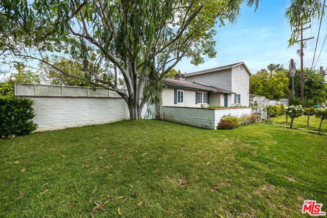 10355 Camarillo Street, Toluca Lake CA: https://media.crmls.org/mediaz/32b2b900-027d-4c0f-835b-835ca94f5d2d.jpg